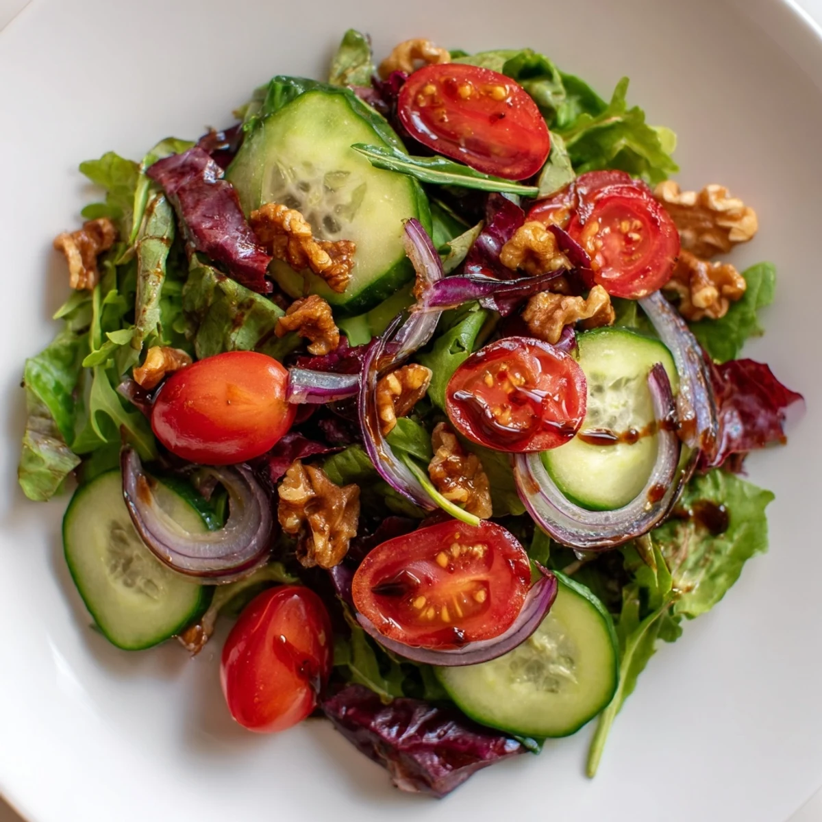 Enjoy a refreshing Quick Balsamic Vinegar Salad, tossed with a rich, tangy balsamic glaze, ideal as a starter.