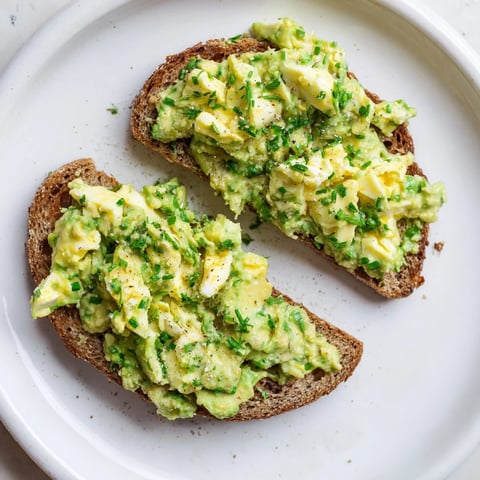 Creamy avocado egg smash on toasted bread, a bright and flavorful breakfast delight.
